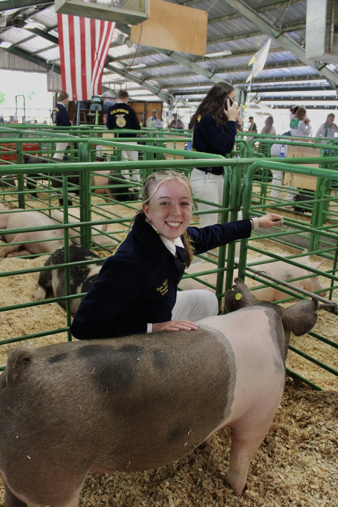 Jenna Abbott & her pig