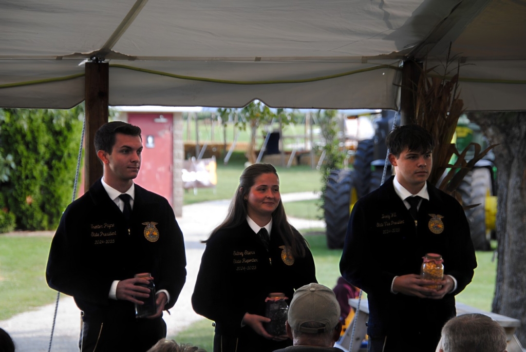 llinois FFA state officers hold soil, water and seeds during the festival’s morning worship service.