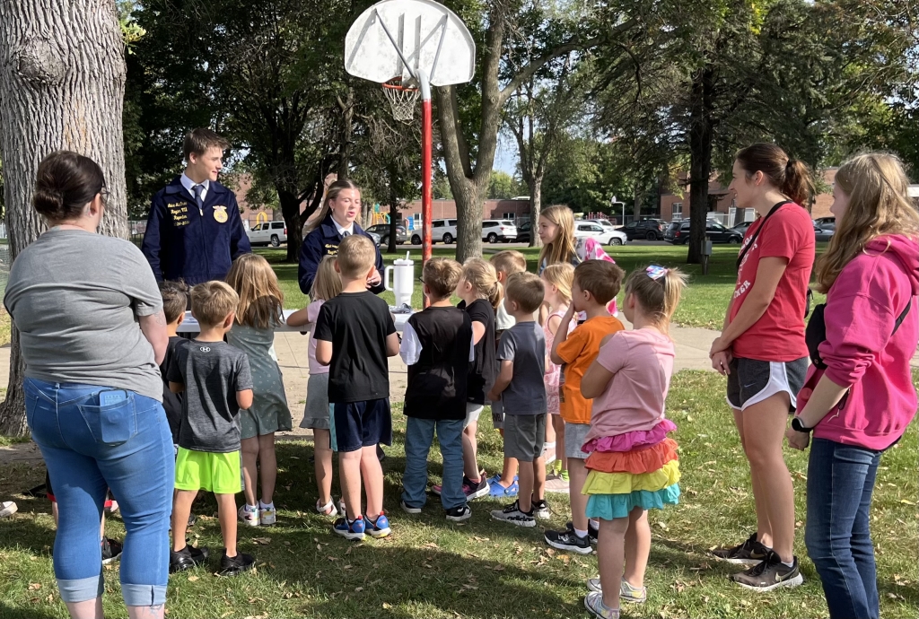 Minnesota Region VII officers teach about FFA to students.