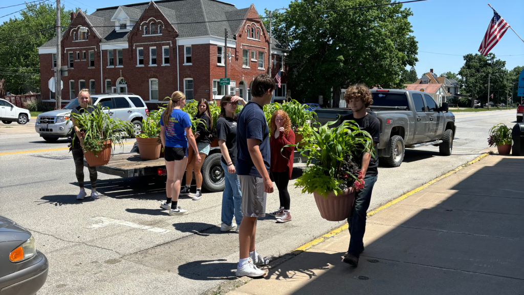 Knoxville FFA delivering flower planters to Main Street in Knoxville.