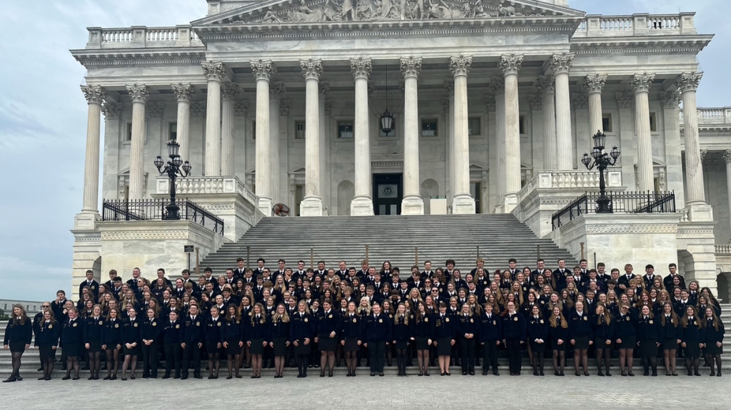 Attendees from one of the weeks of the Washington Leadership Conference pose for a group photo.