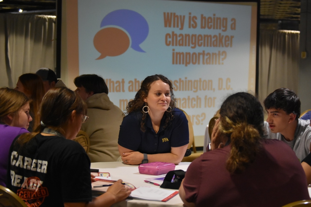 Parkview FFA Alumna Emily Sheehan from Wisconsin chats with workshop attendees during the 2024 Washington Leadership Conference.