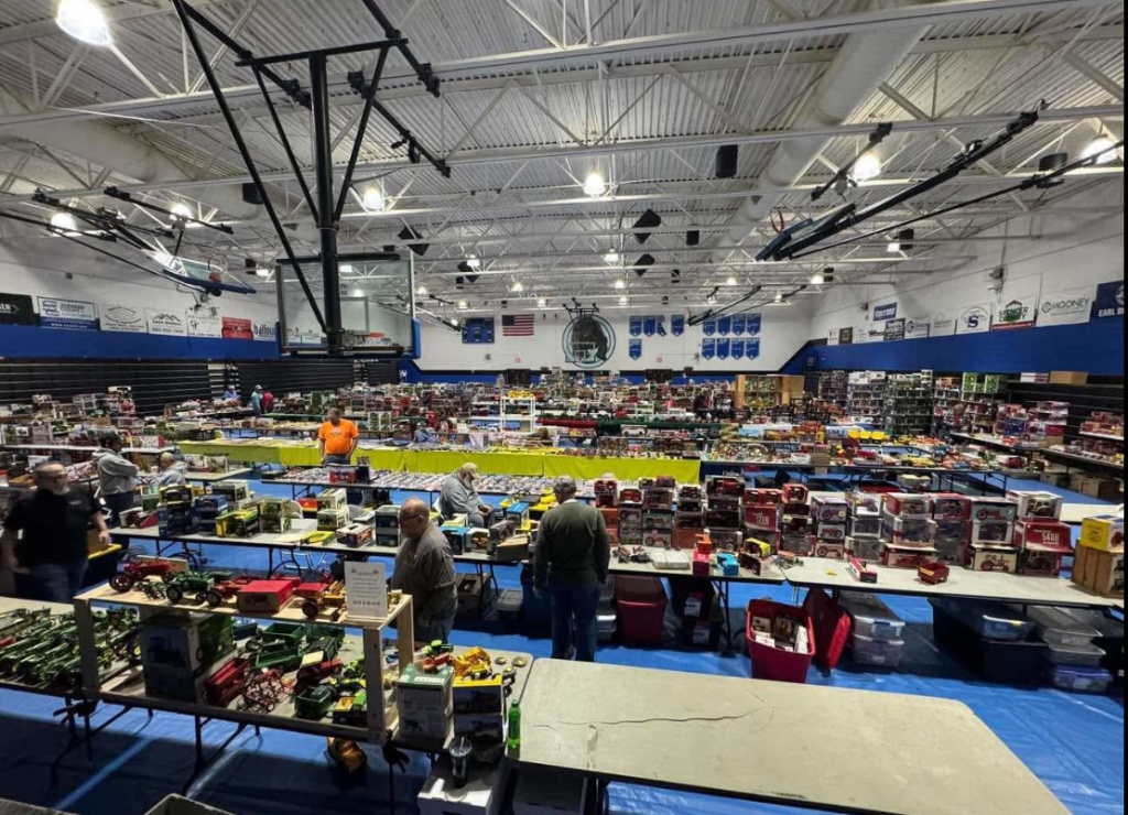 This year’s attendees browse the show.